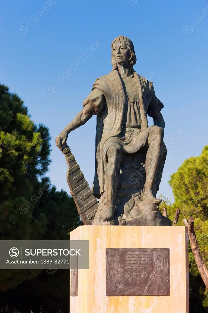 Statue of christopher columbus at la rabida monastery, huelva province, andalusia, spain
