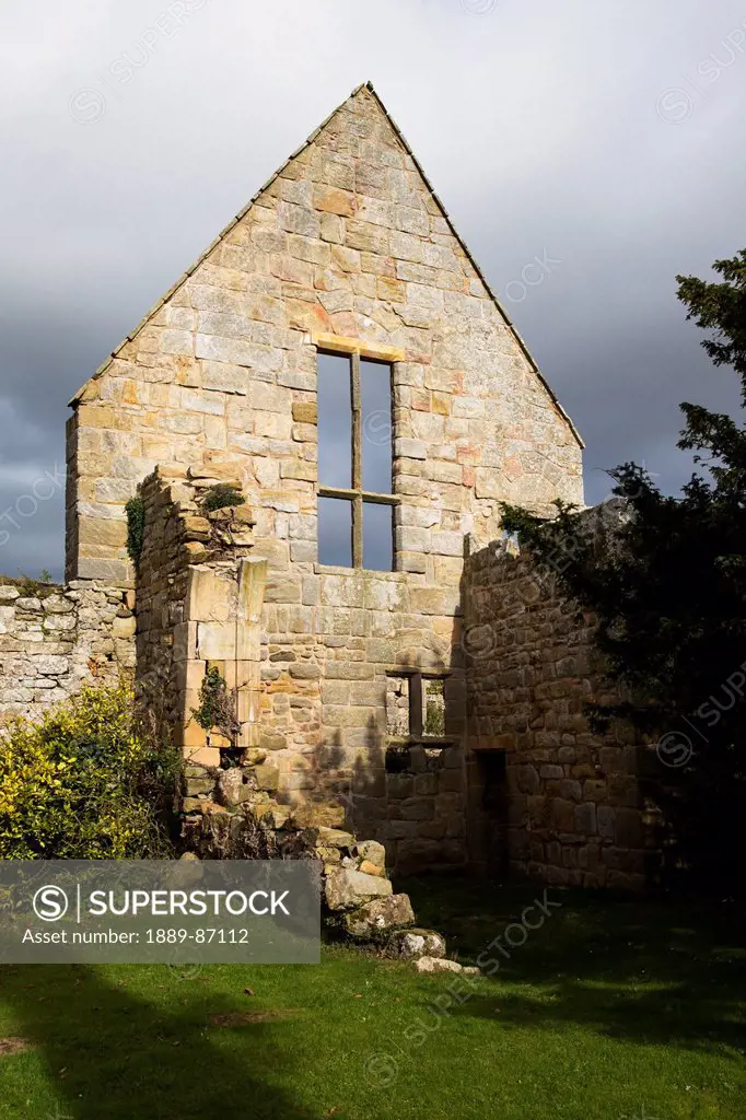 Uk, England, Northumberland, Stone Wall Of Ruined House; Alnwick, Hume Park