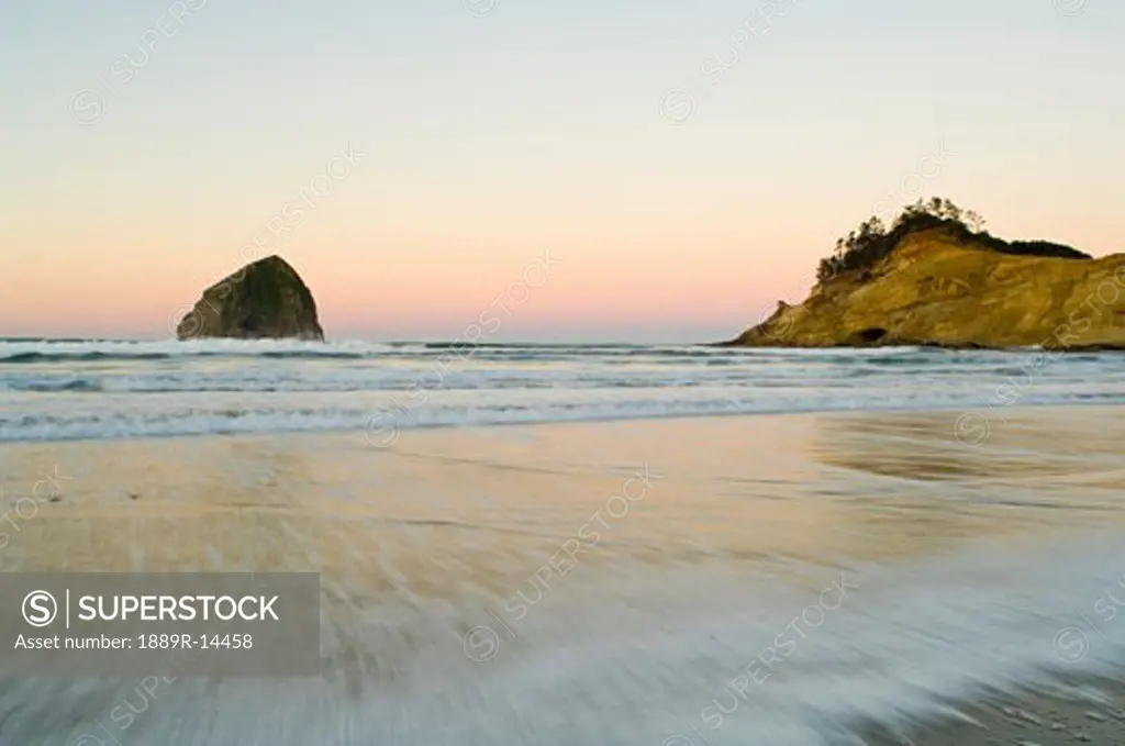 Haystack Rock, Cape Kiwanda, Pacific City, Oregon, USA