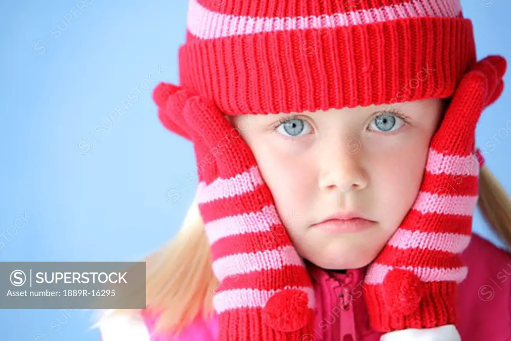 Child with touque and mitts