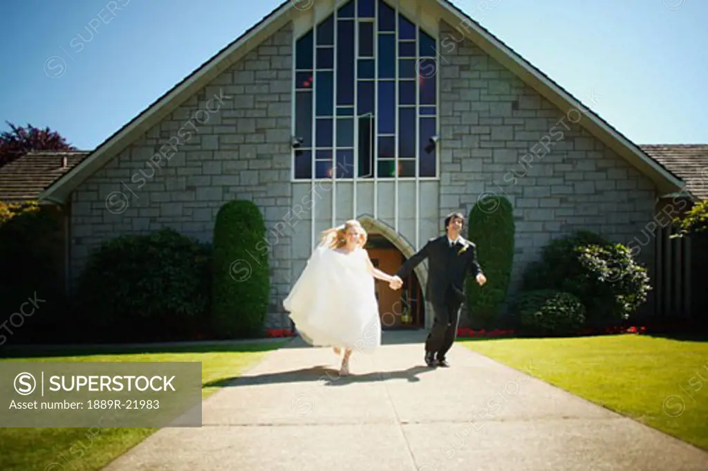 Newlyweds run together from chapel