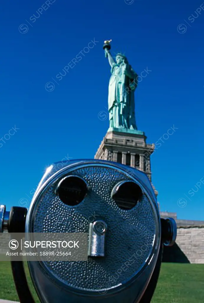 Sightseeing binocular and Statue of Liberty