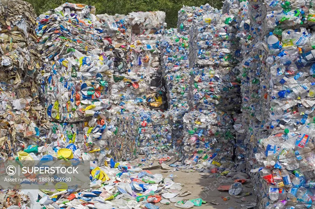 Recycling bundles of plastic and metal