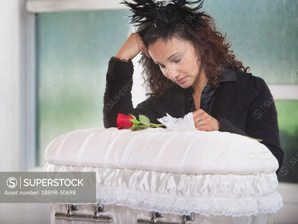 grieving mother with an infant´s coffin