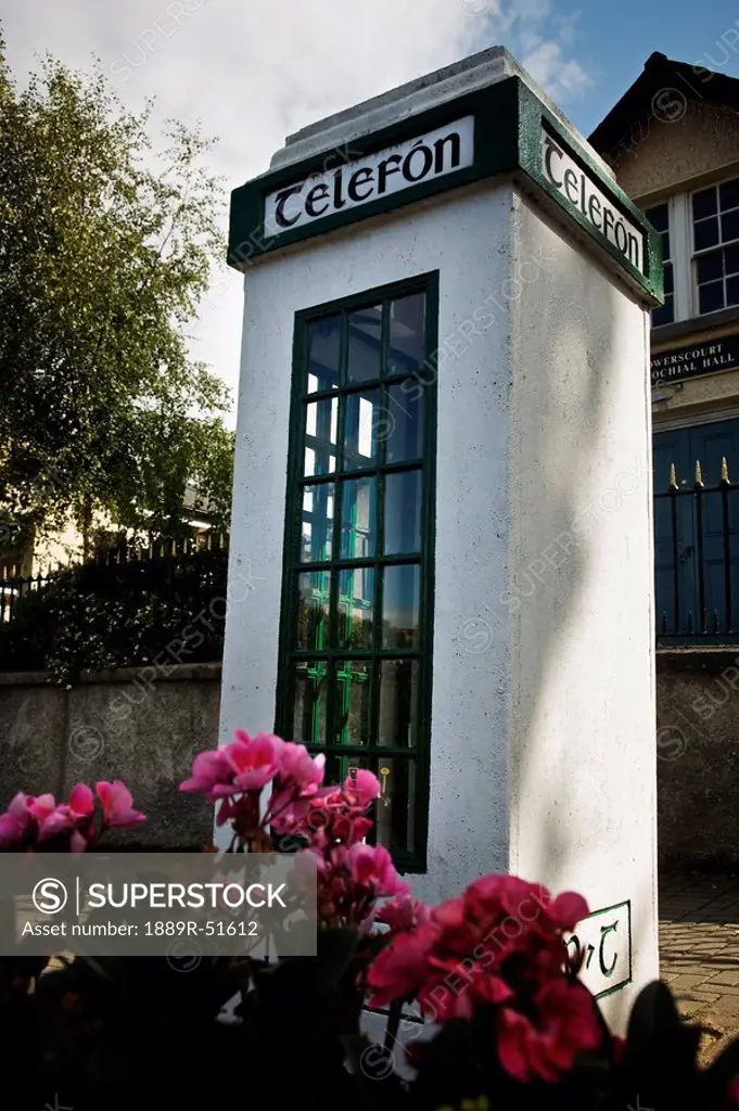 a telephone booth with a sign ´telefon´