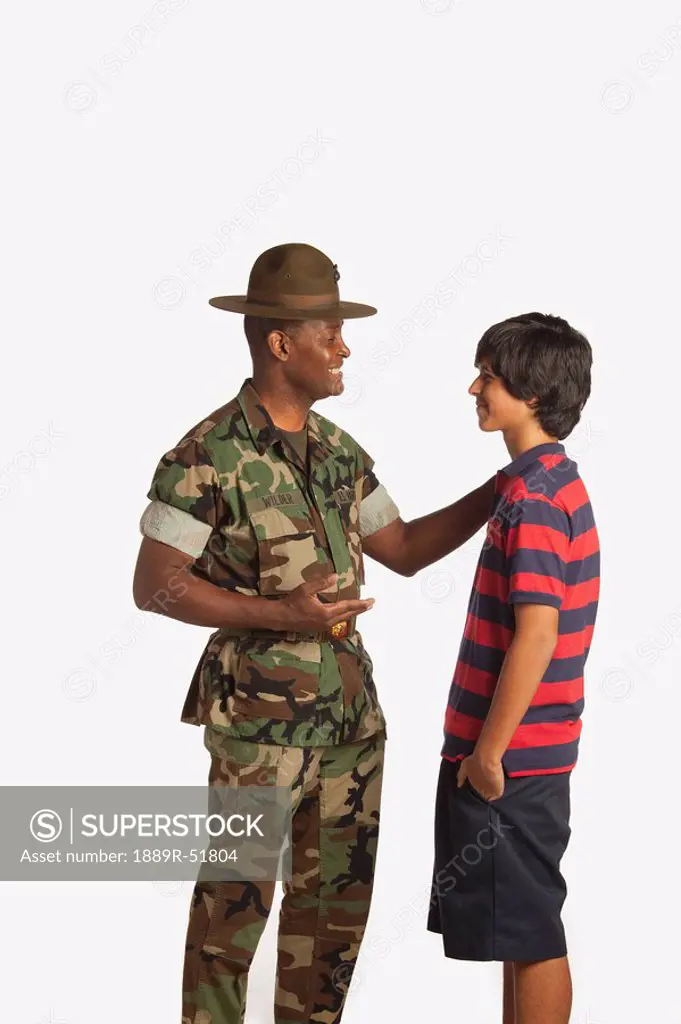 a military man with his hand on a teenage boy´s shoulder