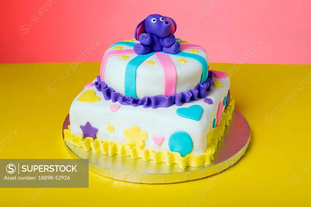 a children´s birthday cake with a blue elephant on top