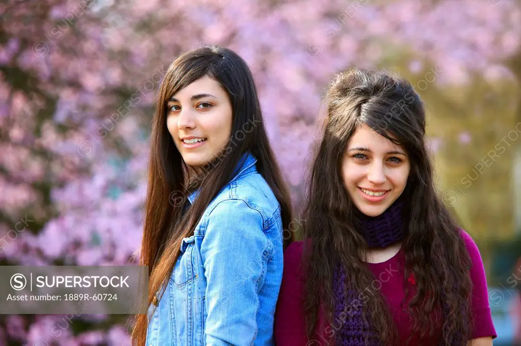 Portland, Oregon, United States Of America, Two Teenage Girls Standing In Portland Park