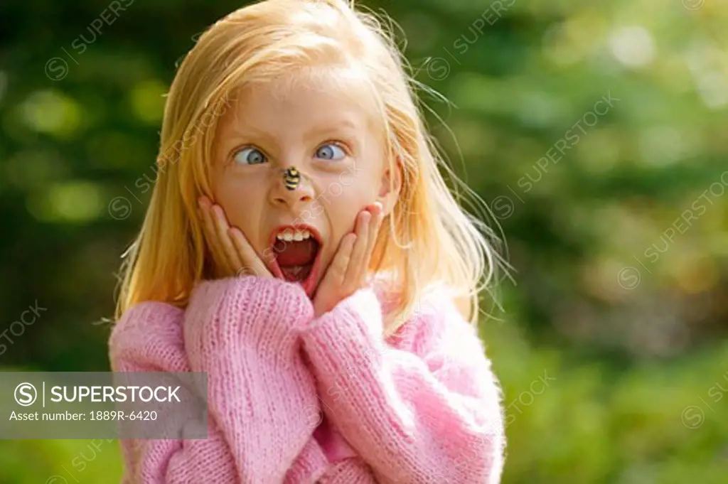 Child screams at bee
