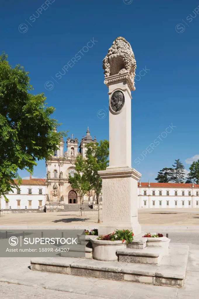 monument to manuel vieira natividade with 12th century cistercian monastery of santa maria in the background, alcobaca, estremadura and ribatejo, port...