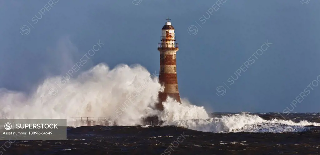 waves crashing against a lighthouse, sunderland, tyne and wear, england