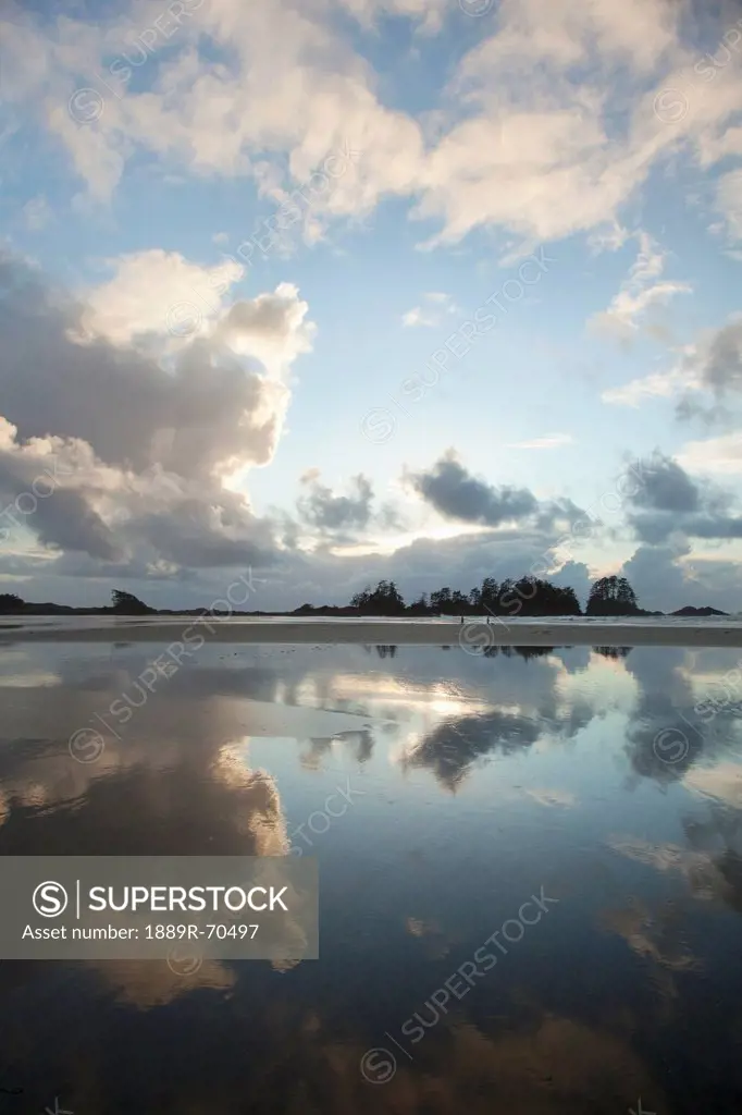 clouds at sunset over chesterman´s beach and frank´s island near tofino, british columbia canada
