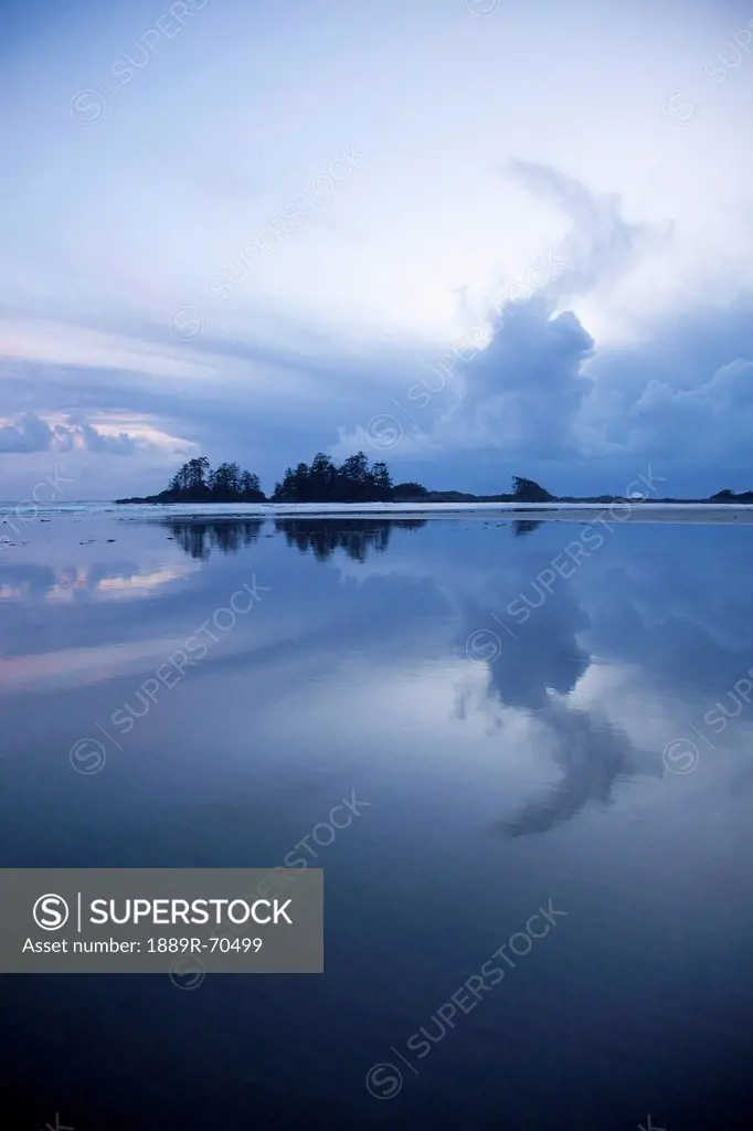 clouds at sunset over chesterman´s beach and frank´s island near tofino, british columbia canada