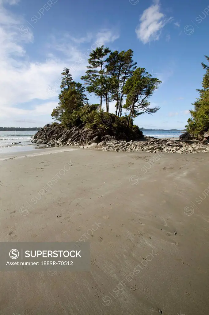 an island at tonquin beach along the lighthouse trail, tofino british columbia canada