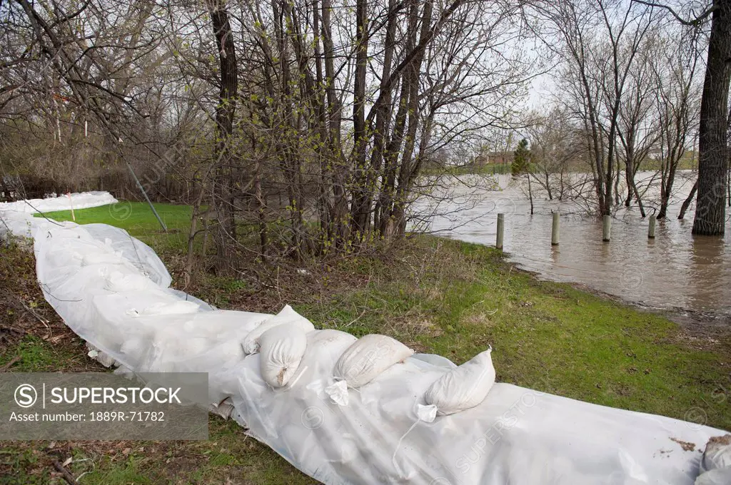 sand bags line the river´s shoreline to prevent further flooding, headingley, manitoba, canada