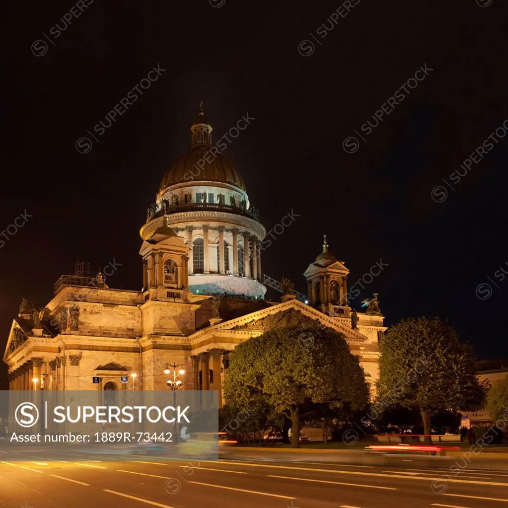 Saint isaac´s cathedral illuminated at night, st. petersburg russia