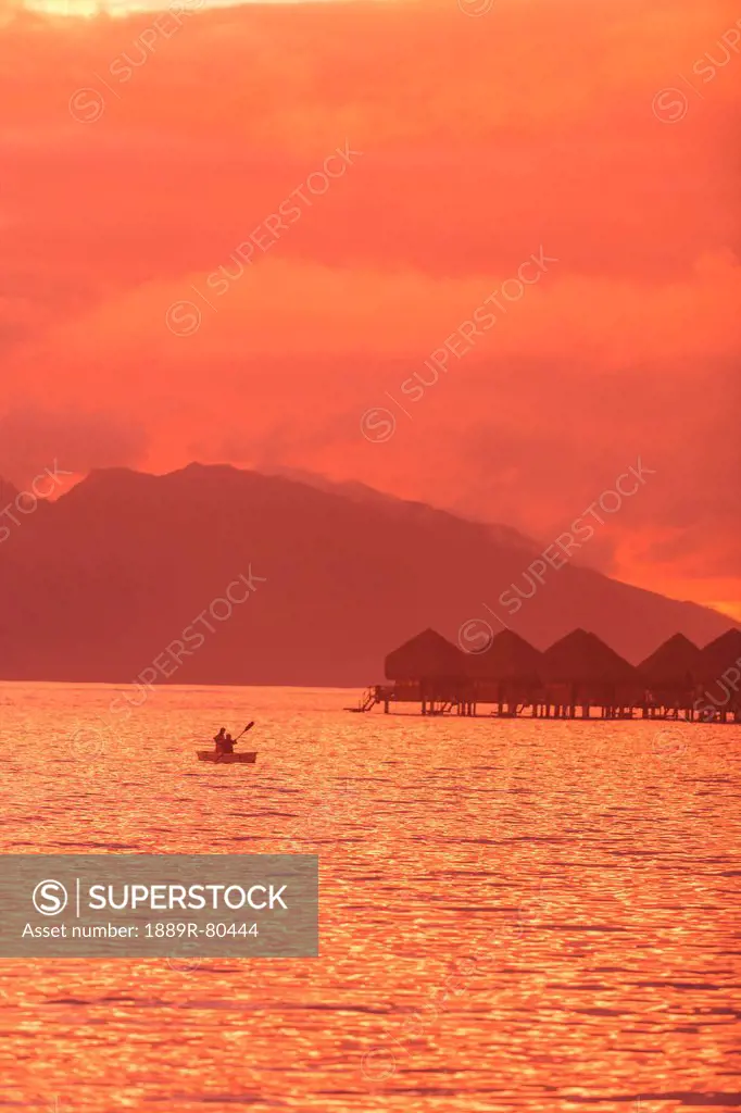 Sunset over moorea from sofitel maeva beach resort near papeete, tahiti nui society islands french polynesia south pacific