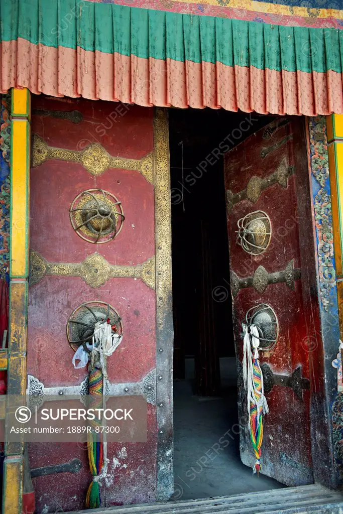 Open door at the sera monastery;Lhana xizang china