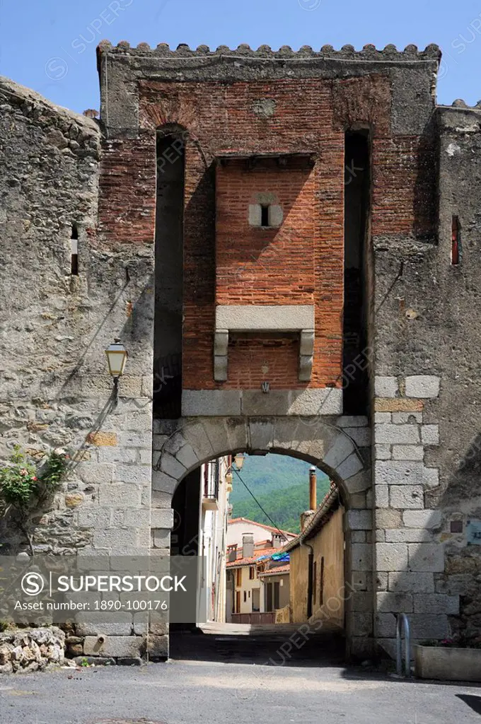 Porte du Verger entrance to the fortified town of Prats_de_Mollo_de_Preste, Languedoc_Roussillon, France, Europe