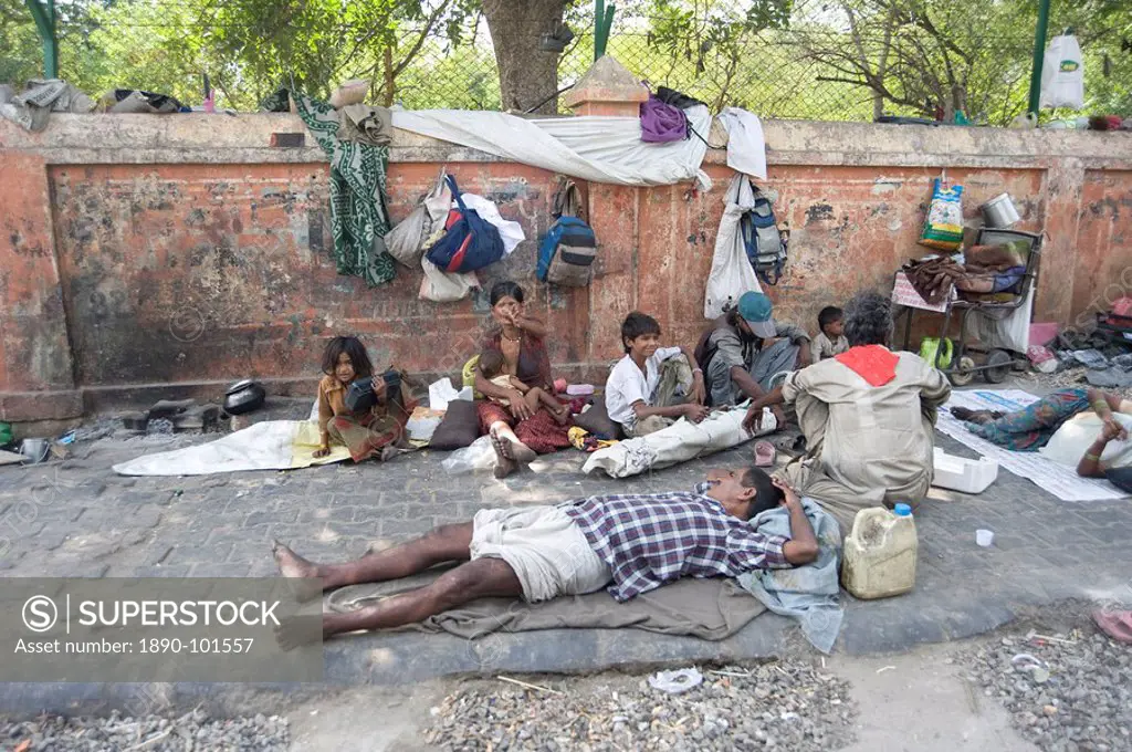 Street people sleeping rough in Jaipur, Rajasthan, India, Asia