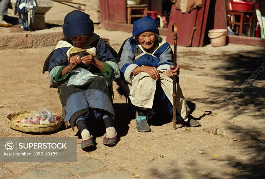 Naxi old women, Lijiang, Yunnan, China, Asia