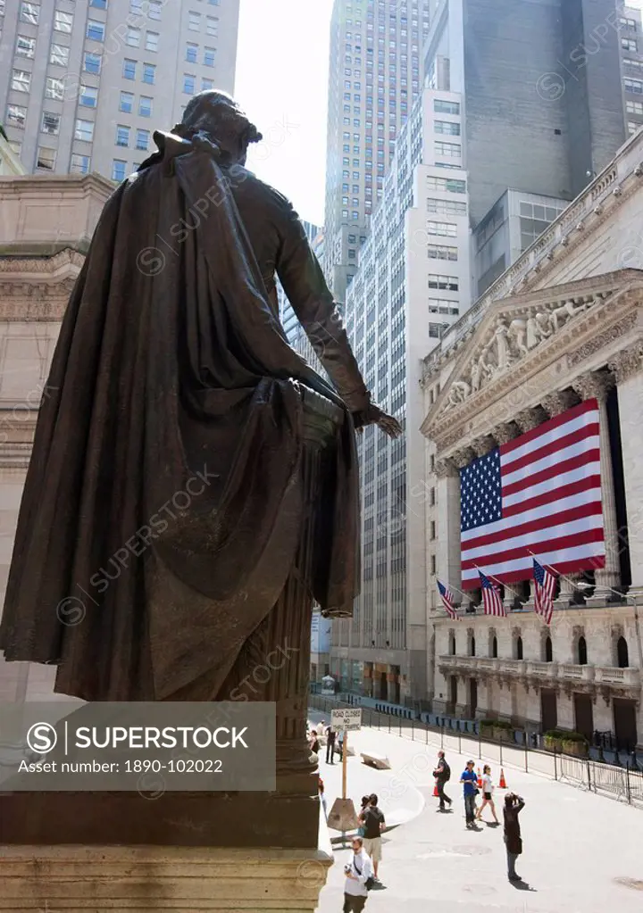 Statue of George Washington in front of Federal Hall, Wall Street, with the New York Stock Exchange behind, Manhattan, New York City, New York, United...