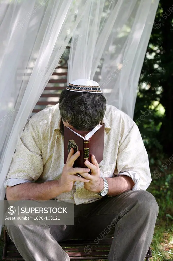 Jewish man praying