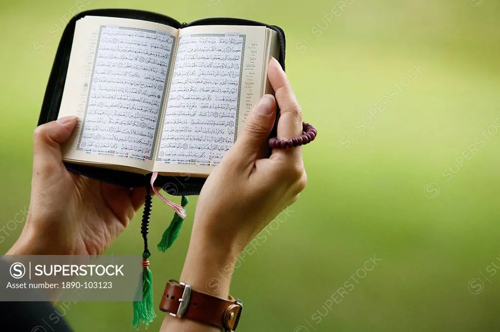 Close_up of the Koran