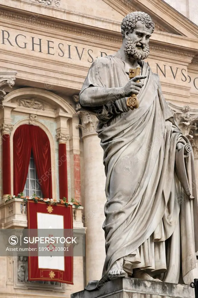 Pope´s balcony and statue of St. Peter outside St Peter´s Basilica, Vatican, Rome, Lazio, Italy, Europe