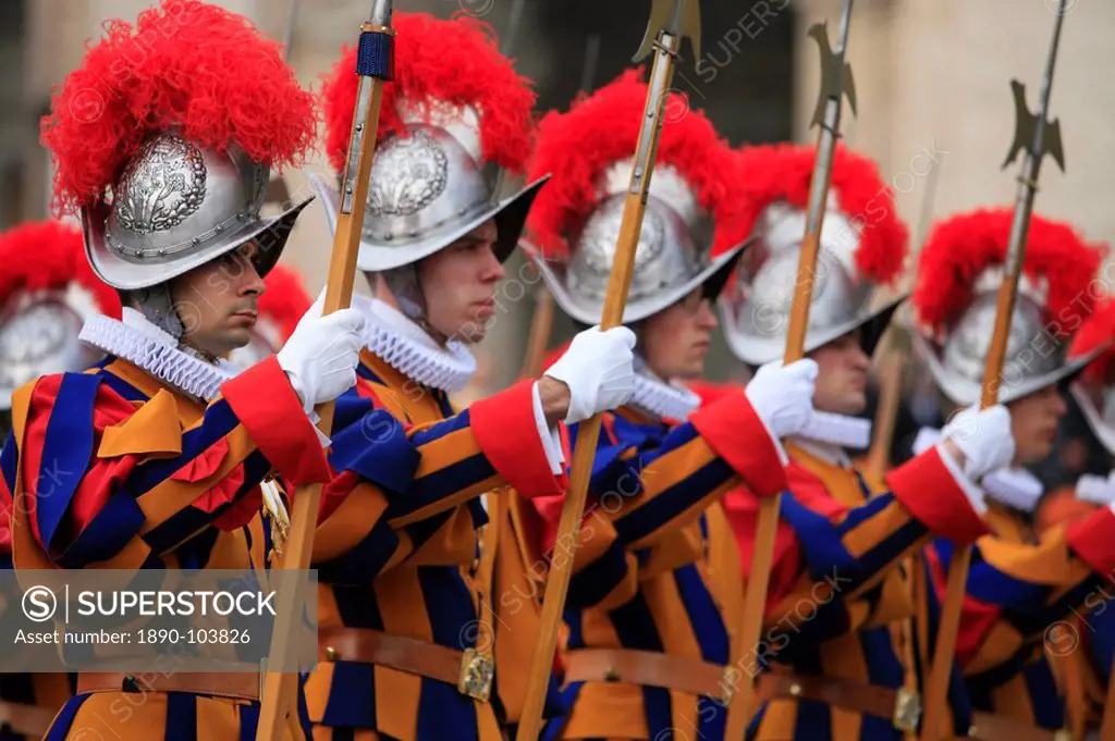 Swiss guards at St. Peter´s Basilica, Vatican, Rome, Lazio, Italy, Europe