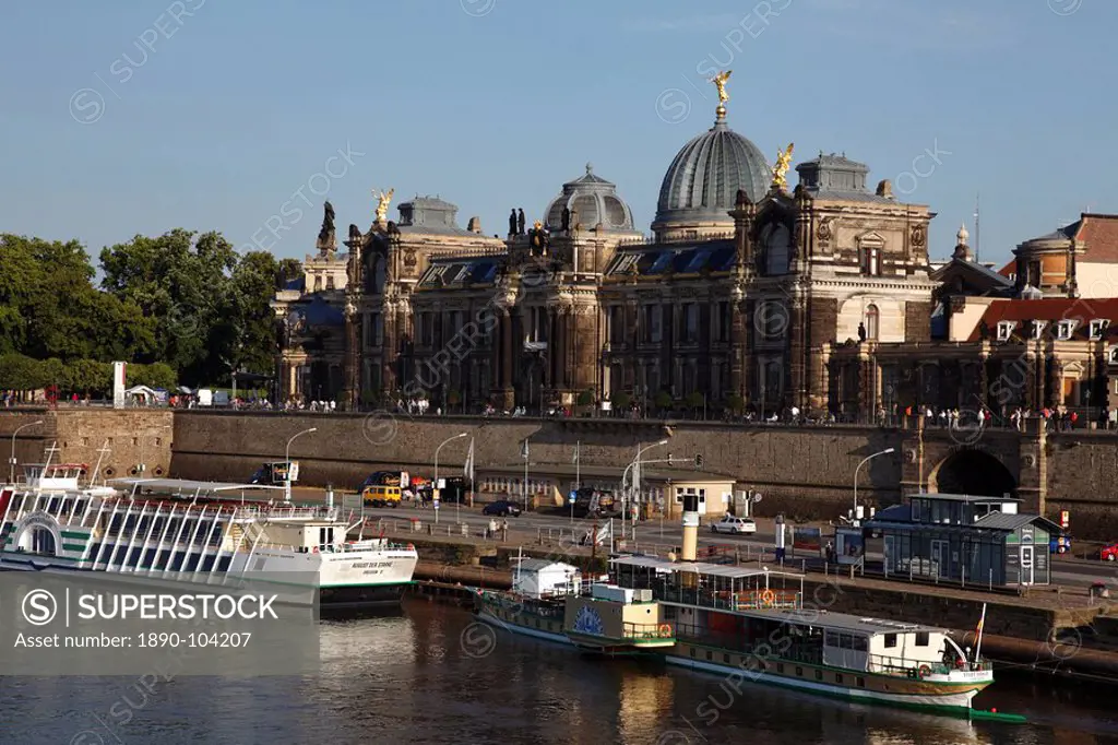 Tour boats on the River Elbe in front of the Kunstakademie Academy of Fine Arts Hochschule fur Bildende Kunste, Old Town, Dresden, Saxony, Germany, Eu...