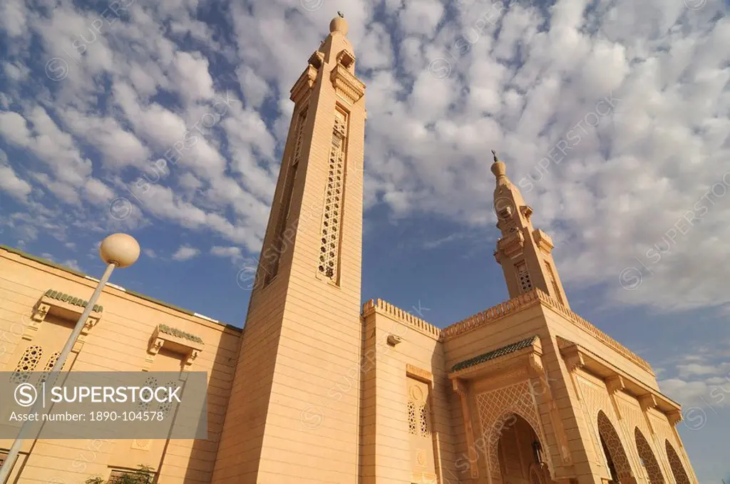The central mosque of Nouakchott sponsored by Saudi Arabia, Nouakchott, Mauritania, Africa