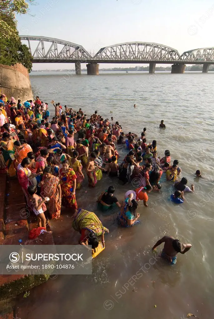Crowds of people in front of Kali Temple bathing in the Hooghly River, Kolkata, West Bengal, India, Asia