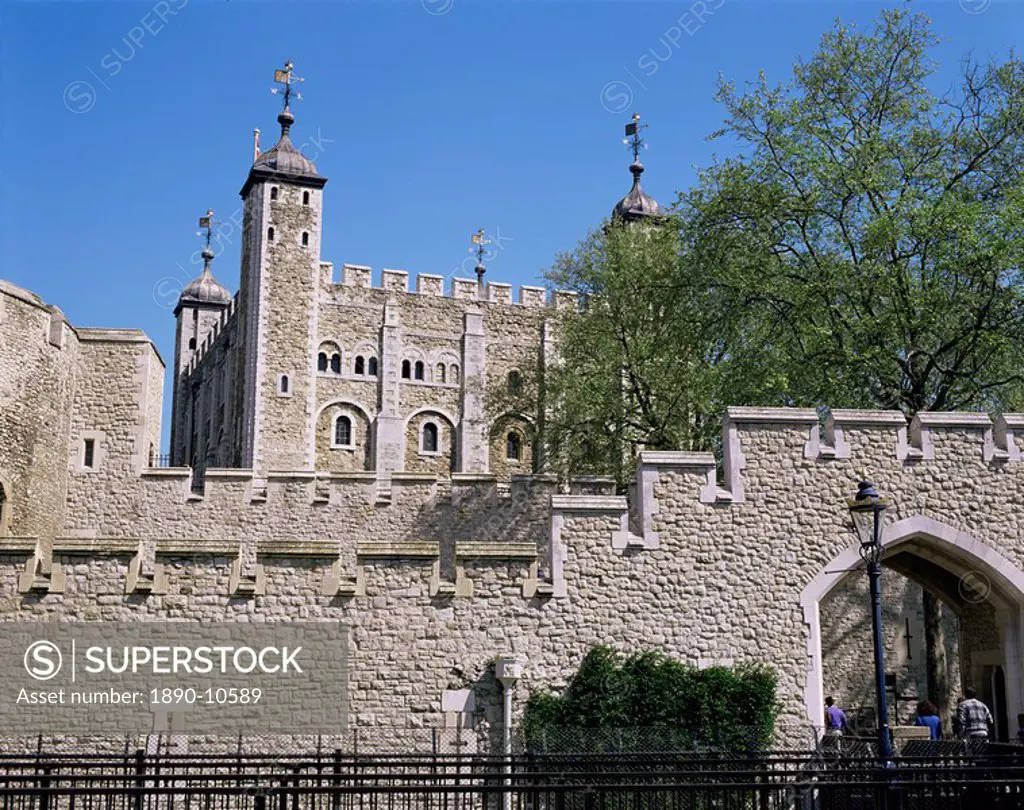 The White Tower and outer wall, Tower of London, UNESCO World Heritage Site, London, England, United Kingdom, Europe