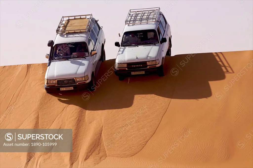 Two 4X4s on the dunes of the erg of Murzuk in the Fezzan Desert, Libya, North Africa, Africa