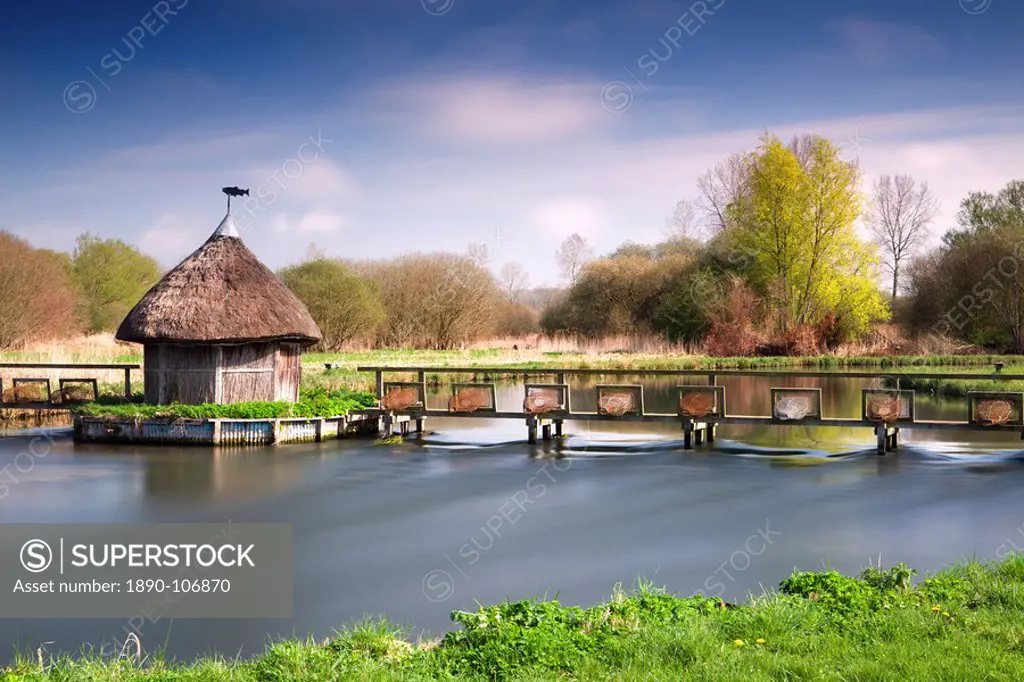 Thatched fisherman´s hut and eel traps spanning the River Test near Leckford, Hampshire, England, United Kingdom, Europe