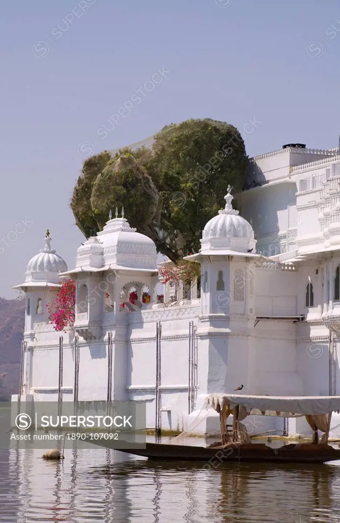 The Lake Palace Hotel on Lake Pichola, Udaipur, Rajasthan, India, Asia