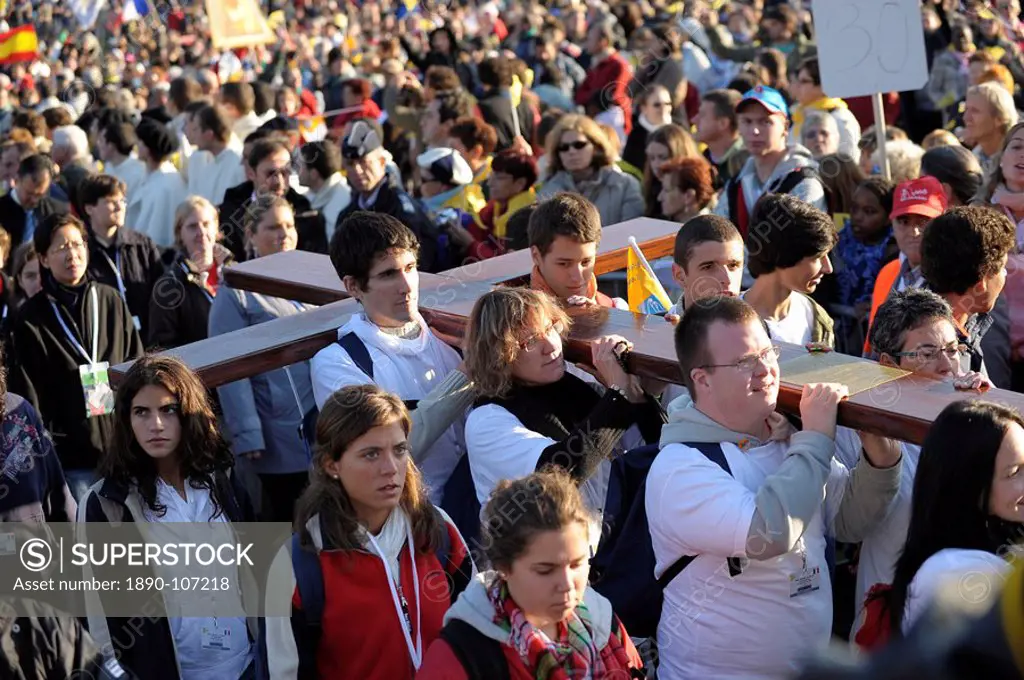 Youth carrying World Youth Days cross during the Pope´s visit to Lourdes, Hautes Pyrenees, France, Europe