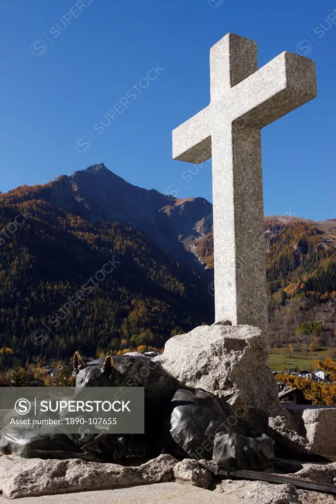 Cross and statue of mountain guide dog, Courmayeur, Val d´Aoste, Italy, Europe