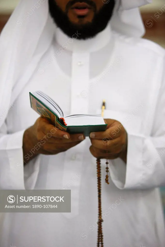 Muslim reading Koran, Jumeirah mosque, Dubai, United Arab Emirates, Middle East