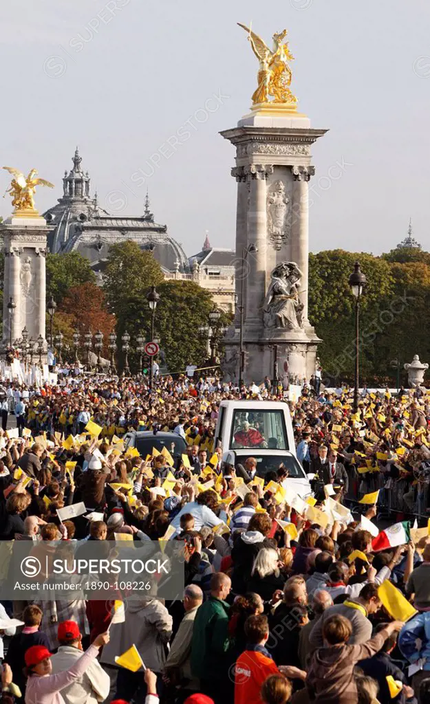 Crowd cheering the Pope during Holy Mass during Pope Benedict XVI ´s visit to France, Paris, France, Europe