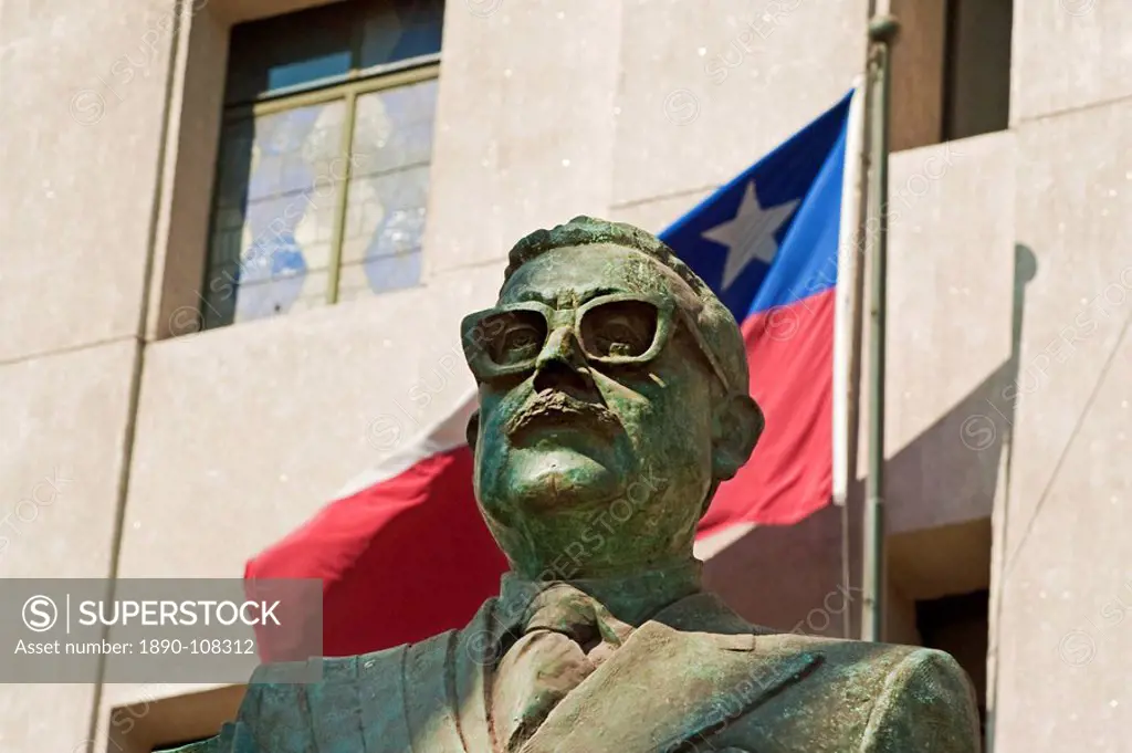 Statue of the late President Salvador Allende, Chile´s first socialist leader who died in the military coup against him, in the Plaza de La Constituci...