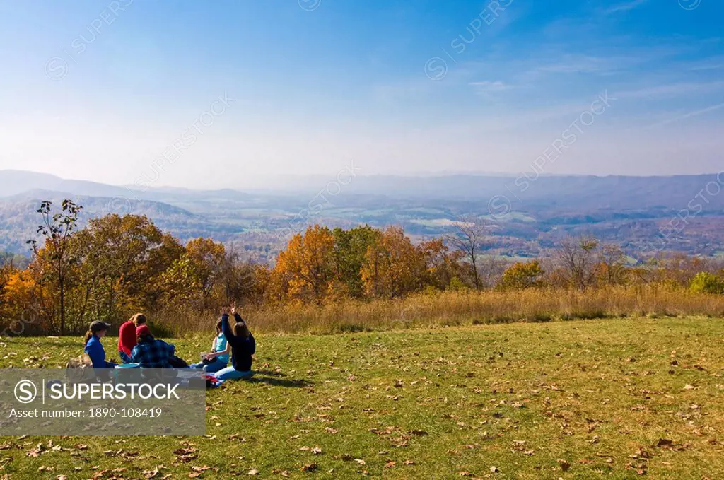 Tourists having a picnic, Shenandoah National Park, Virginia, United States of America, North America&10,