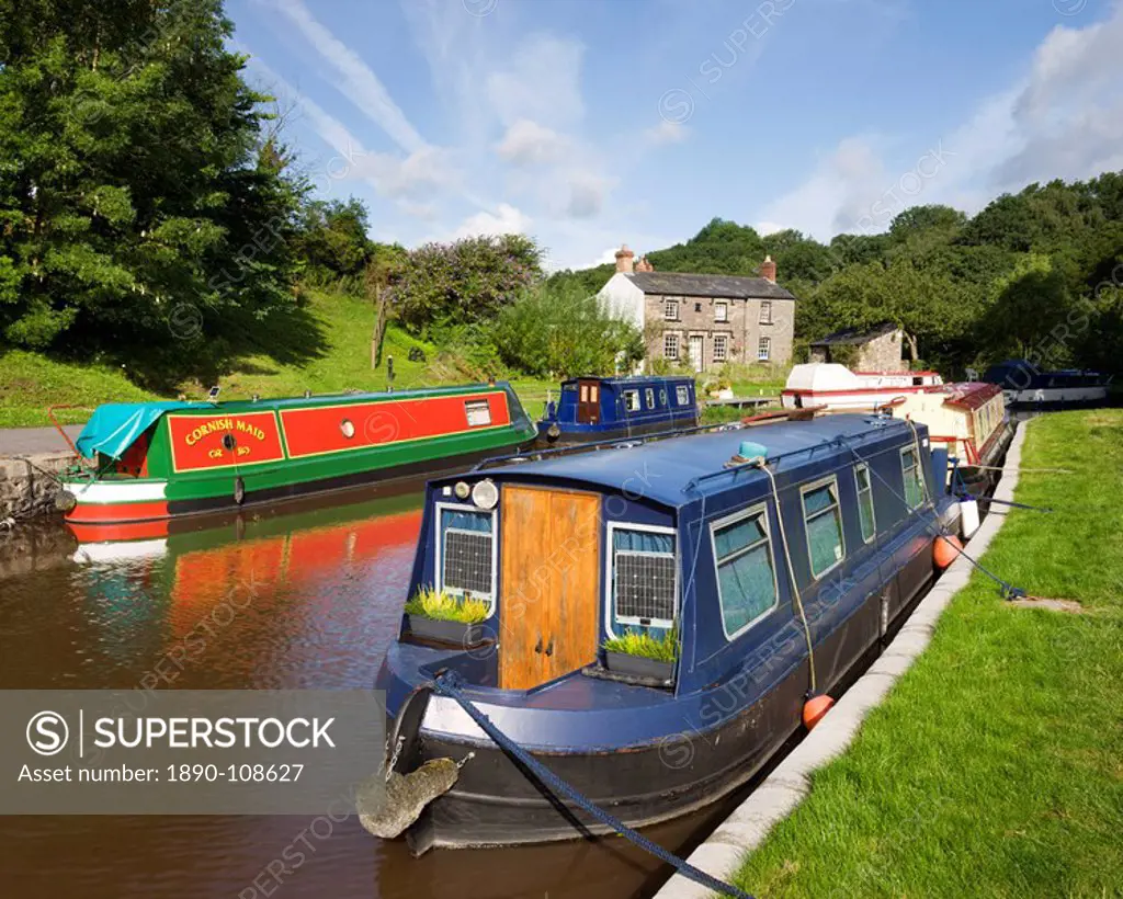 Narrowboats on the Monmouthshire and Brecon Canal at Llangattock in summer, Brecon Beacons National Park, Powys, Wales, United Kingdom, Europe