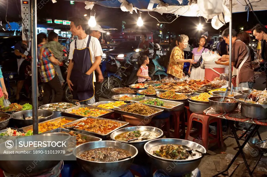 Food stalls at the Night Bazaar, Chiang Mai, Northern Thailand, Thailand, Southeast Asia, Asia