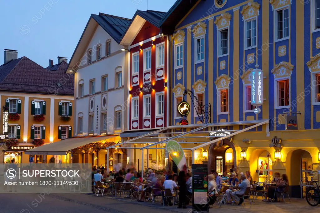 Restaurants in Market Square illuminated at dusk, Mondsee, Mondsee Lake, Oberosterreich (Upper Austria), Austria, Europe