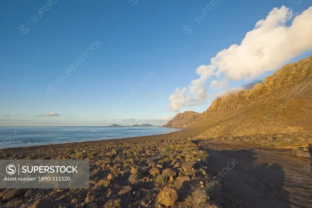 Spectacular 600m volcanic cliffs of the Risco de Famara and Graciosa Island at the northern end of Lanzarote´s finest beach at Famara, Lanzarote, Cana...