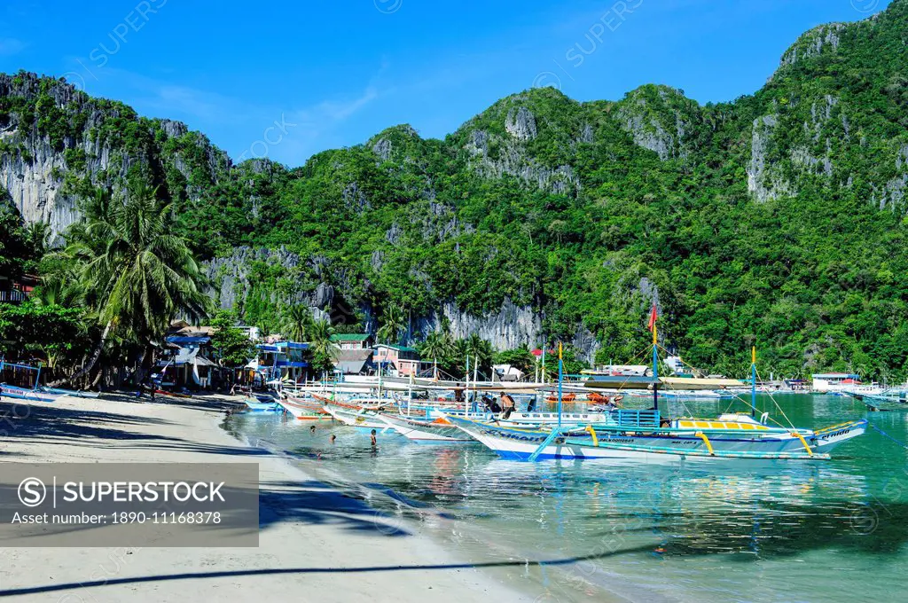 The bay of El Nido with outrigger boats, Bacuit Archipelago, Palawan, Philippines, Southeast Asia, Asia