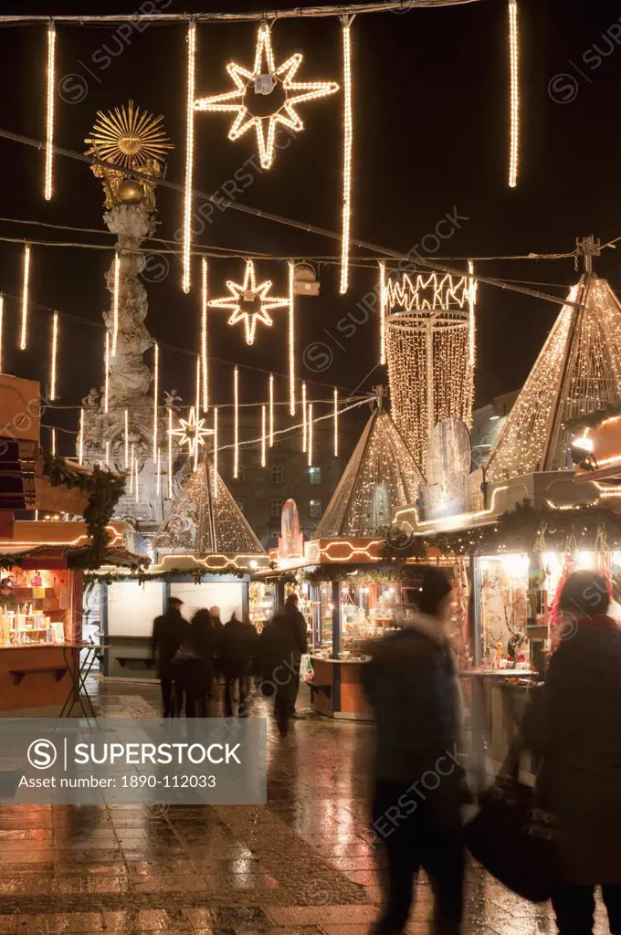 Stalls of Christmas Market, with Baroque Trinity Column in background, Hauptplatz, Linz, Oberosterreich Upper Austria, Austria, Europe