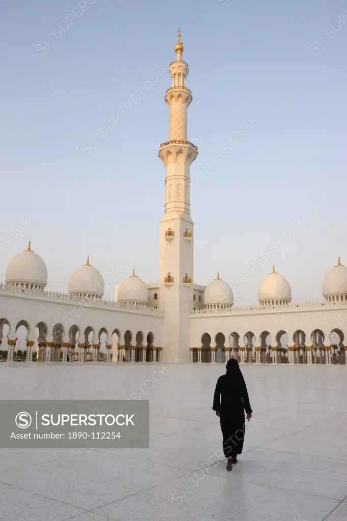 Sheikh Zayed Grand Mosque, the biggest mosque in the U.A.E. and one of the ten largest mosques in the world, Abu Dhabi, United Arab Emirates, Middle E...